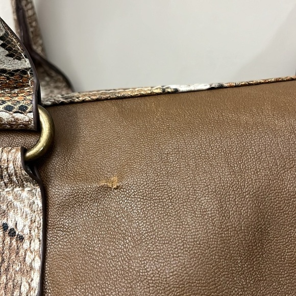 XOXO shoulder handbag tik tak vinyl color tan. Small scratch on the back. - Picture 13 of 13